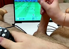 This guy tries to play FIFA whilst this babe plays with his WEENIE!!! (Chap Town vs Liverpool)