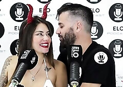 Sara Golden-haired chupa el chupetín como si fuera una pija????????