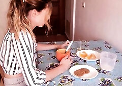 Necesito orinar con urgencia sobre mi novia mientras ella desayuna