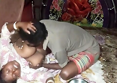 Desi Wife Ki Dudh Nikala Chai Banane Ke Liye