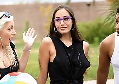 Sporty doll with perky tits Desiree Dulce fucks with an athlete