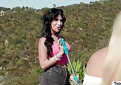 Blonde hottie River Lynn rides TS pool cleaners meat