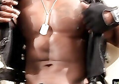 Muscular bbc hunk jerks off his big dick