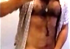 Osazo barbudo se pajea en wc publico