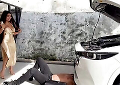 The mechanic bangs my butt with his massive dick, Large-assed Verito Aguas gets screwed intensely