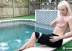 Yoga babe Sveera Fire shows off her moves outside and forgets her poses