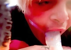Twink doxy gives sloppy unfathomable mouth on vibrator