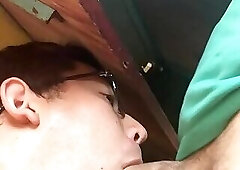 Le chupo la pija a curioso y le gustoo