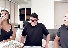 Lalin girl es follada en el culo delante de su esposo cuckhold! Anal con chico nerd de gran polla acaba en orgasmos intensos