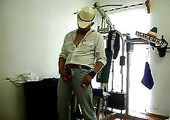 Fetish wanking in the gym room