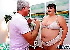 Perverted Masseur Receives a Nice Head from Chubby Client Leila Lewis