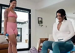 Hot ebony Ameena Green doing her workout on a sexy latina trannys huge dick