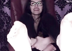 Diva del Tubo controlling feet energy.