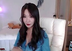 Korean hot camgirl shows her sexy body