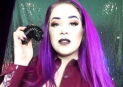 Bubble butt amateur goes solo with a toy in the powder room