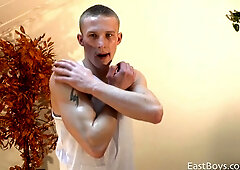 Brian Owen shows just how beefy he fucking is