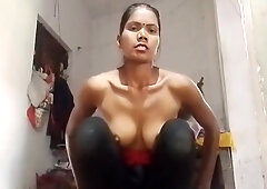 Indian Hot Bhabhi Fingering Her Pussy !! Water Drained Out Of The Water! Brinjal Se Mitai Chut Ki Pyas