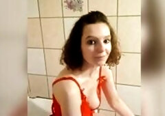 tiny coquine qui joue