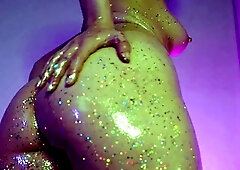 Naked MILF seductress shows off fabulous ass on webcam