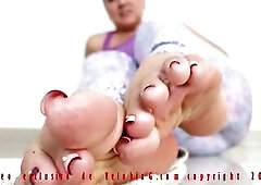 SMELL THE PERSPIRED FEET, FLATS AND BOOTY OF THE HOTTEST FOOT FETISH LATIN BABE mother I'd like to fuck YELAHIAG