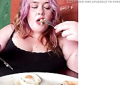 Greetings everybody watch me eating my meal this day ! Leave a like and a comment