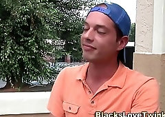 Black studs in threesome get sucked