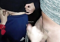 DOGGING AMATORIALE ITALIA - MOGLIE ZOCCOLA SUCCHIA CAZZI PER STRADA DAVANTI AL MARITO CORNUTO