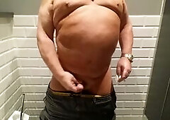 Willy Dreckstäter macht es sich auf  schnelle im Klo