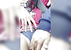 un taxi me lleva y me masturbo con el conductor alado