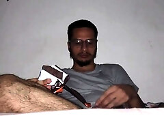 Gordinho comendo duas barra de chocolate  exitado