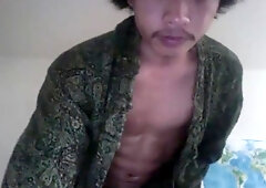 Muay Thai guy jerks off before a kickboxing match