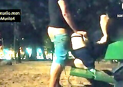 Fodas na praça pública a noite