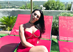 Shasha, 28, atomic brunette!