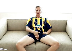 Lukas Pryde blows a load all over his belly