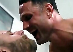 ối sao lén lút nhìn thế