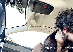 ESTAVAMOS A CAMINHO DO ALGARVE MAS NÃO ME AGUENTEI PARA O CHUPAR E TER O LEITINHO NA MINHA BOCA