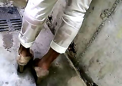 Piss in my white Jeans