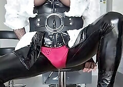 Gurls pissing on guy's mouth