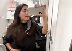 Imagínate tenerme como compañera en el avión - Masturbándome en el baño