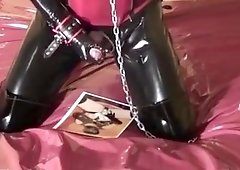 Latexsklave mit Plug wichst