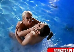 Sexys Alura Jenson & Alix Lovell Bang Like Whores In The Pool