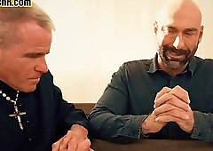 Church gaydaddy assfisted by sinful priest in chapel