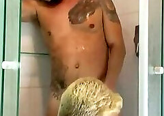 Ensinando a Lavar a Rola com o Boy Pauzudo