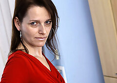 Naughty Housewife Masturbating On The Couch - MatureNL