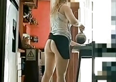 Mujer muestra su coño al miron del técnico de Internet y la atrapa follando y chorreando jizz.