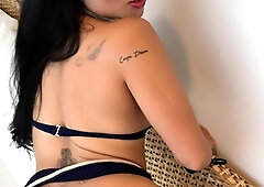 Big ass babe exposes her big boobs