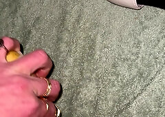 Travesti s’enfile une banane