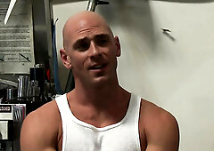 Christy Mack Is Checking Up On His Piston