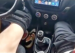 A random passerby got into the car and jerked off the taxi driver to cum!