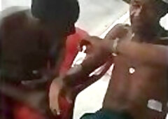 Cachaceiro mama peito do outro no bar